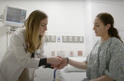 Кодирование Аквилонг в Лесозаводске Врач держит пациентку за руку