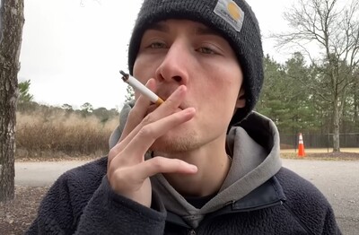 Лечение зависимости от табакокурения в Лесозаводске Мужчина с сигаретой делает затяжку