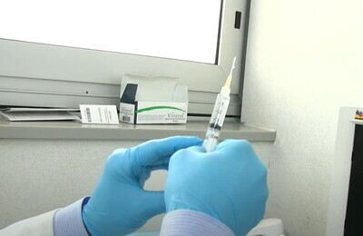 Проведение кодирования Вивитролом в Лесозаводске Шприц с Вивитролом в руках у врача